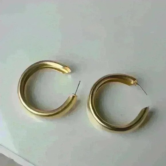 Gold tone earrings - Picture 12 of 14